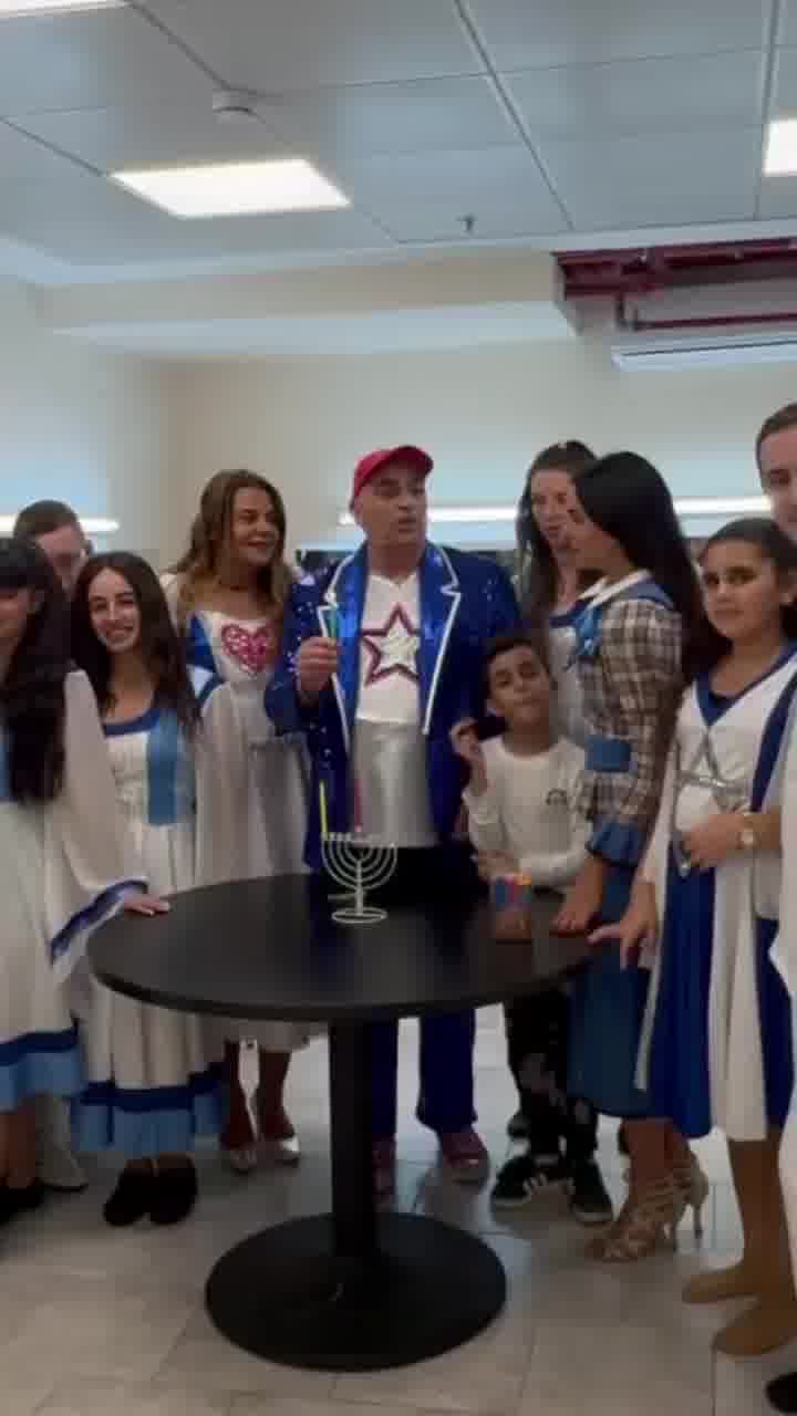 עם יובל המבולבל, רינת גבאי ואורטל עמר: גם בהפקת ״הללויה״ הדליקו נר ראשון של חנוכה