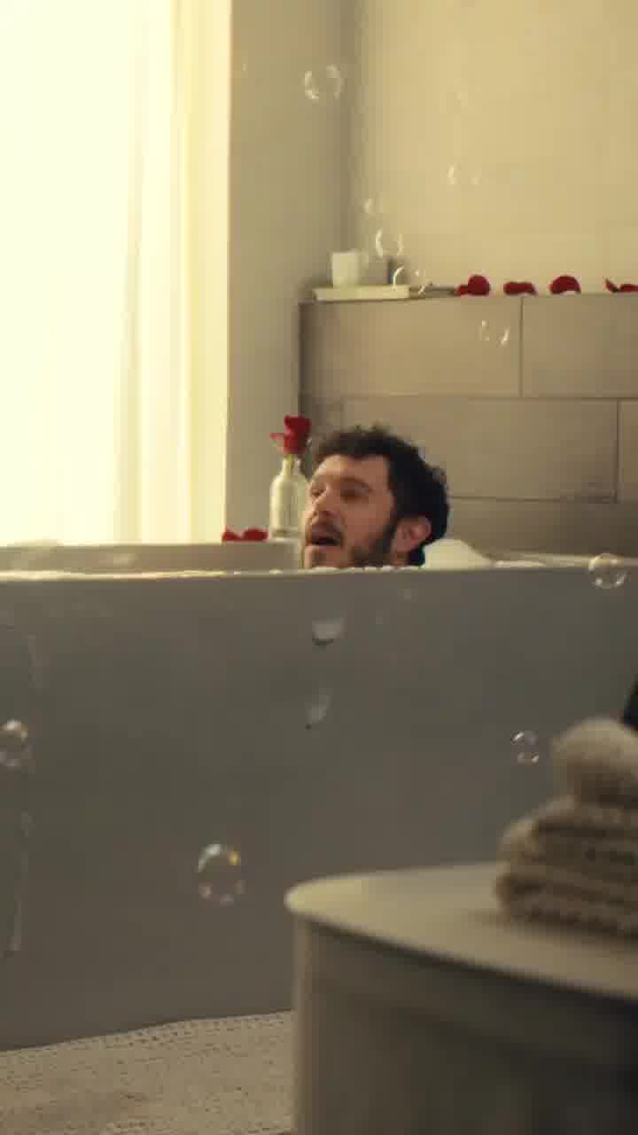 בנטפליקס איחלו חג חנוכה שמח לעוקבים - עם ספיישל פספוסים מהסדרה האהובה ״רק לא זה״