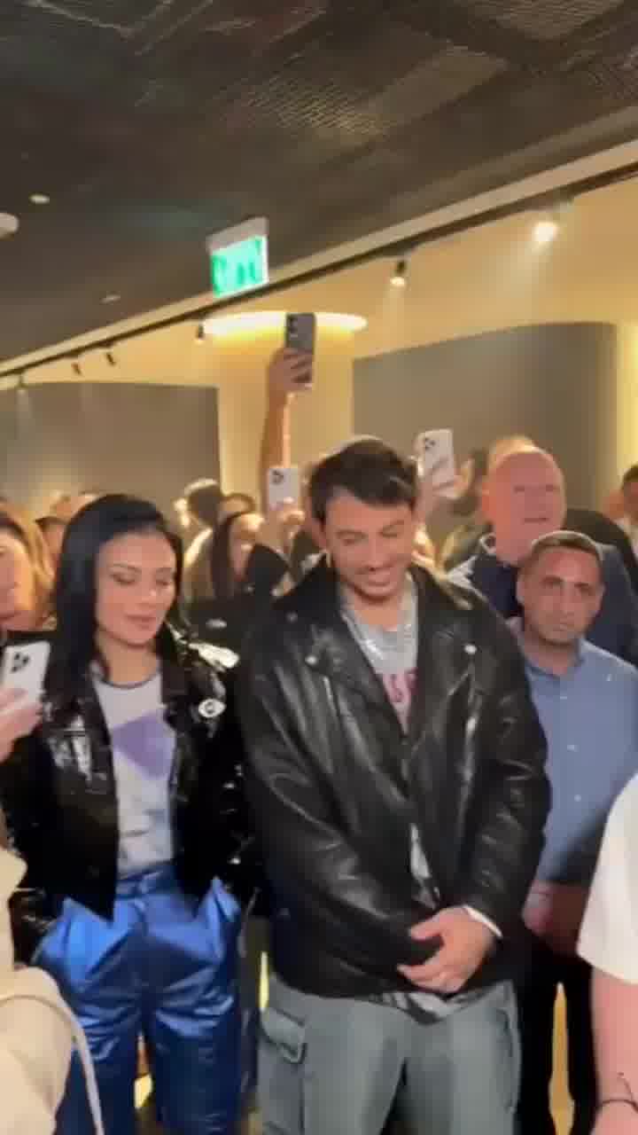 ‏אמילי דמארי וגלי וזיוי ברמן מדליקים נר ראשון של חנוכה עם עומר אדם, נינט ולירן דנינו