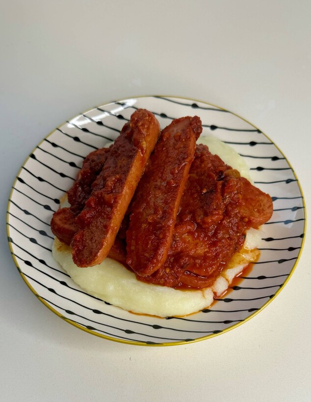 נקניקיות ברוטב אדום עם פירה