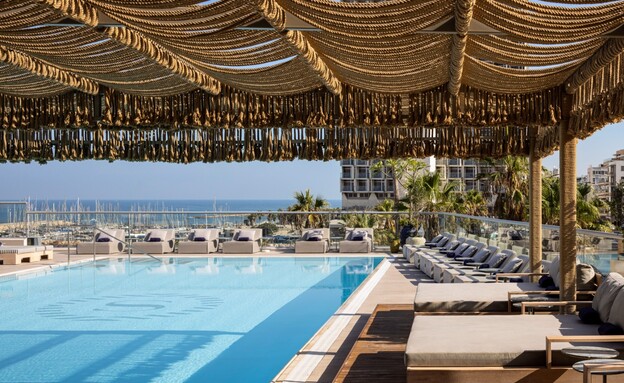 בריכה במלון שרתון גרנד בריכה במלון שרתון גרנד