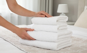 מגבות לבנות (צילום: shutterstock_New_Africa)