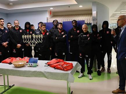 שחקני הפועל ירושלים במרכז הרפואי שערי צדק (צילום: יוסי זמיר, הפועל (צילום: ספורט 5)