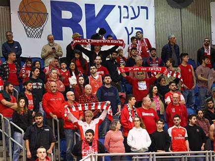 האורחים ביציעים (דני מרון)