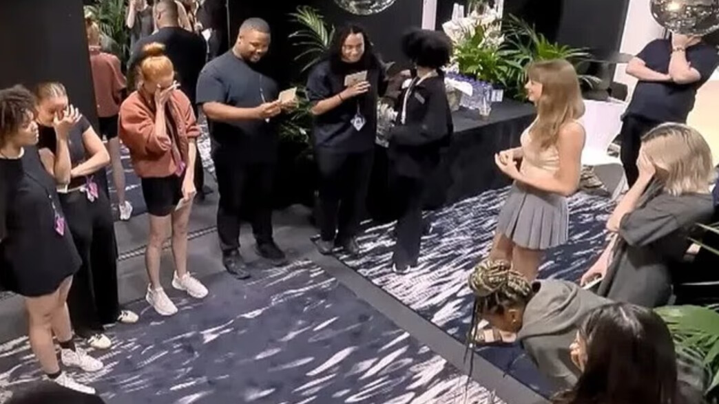 טיילור סוויפט מחלקת בונוס עצום לעובדים טיילור סוויפט מחלקת בונוס עצום לעובדים