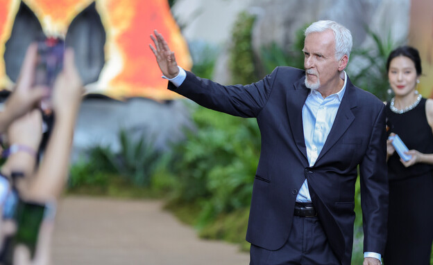 ג'יימס קמרון בהקרנת הבכורה של "אווטאר: אש ואפר" בסין ג'יימס קמרון בהקרנת הבכורה של "אווטאר: אש ואפר" בסין