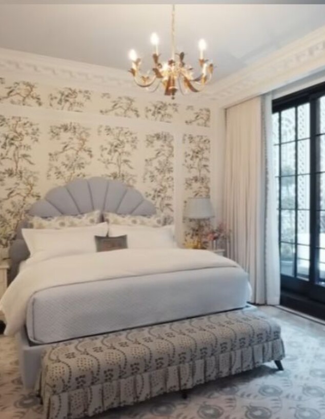 סיור בבית של זואי דשנל