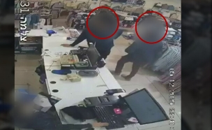 שני דוברי ערבית רכשו ציציות בחנות בבני ברק (צילום: שימוש לפי סעיף 27א' לחוק זכויות יוצרים)