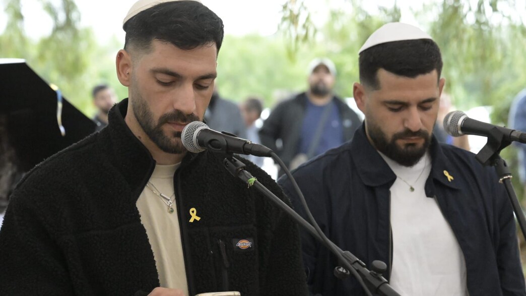 גלי וזיוי ברמן באזכרתו של אלון שמריז ז"ל גלי וזיוי ברמן באזכרתו של אלון שמריז ז"ל