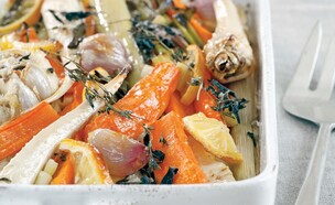 ירקות שורש צלויים בשמן זית (צילום: דניה ויינר, בני ואבי מבשלים, הוצאת מודן)