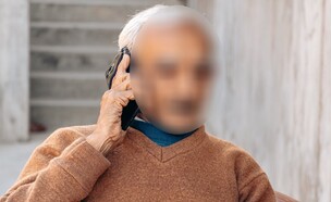 קשיש מדבר בטלפון (אילוסטרציה: shutterstock)