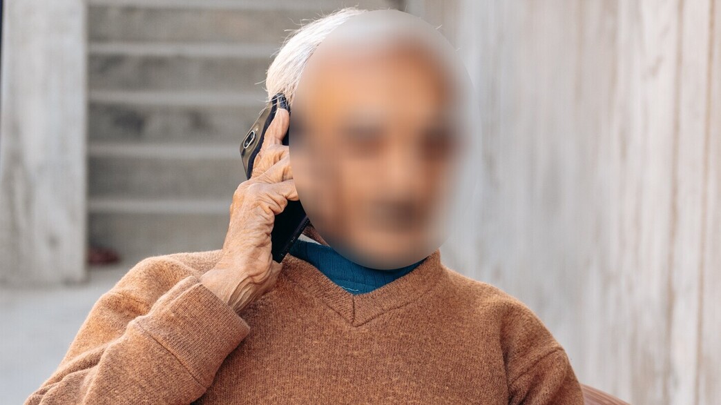 קשיש מדבר בטלפון קשיש מדבר בטלפון