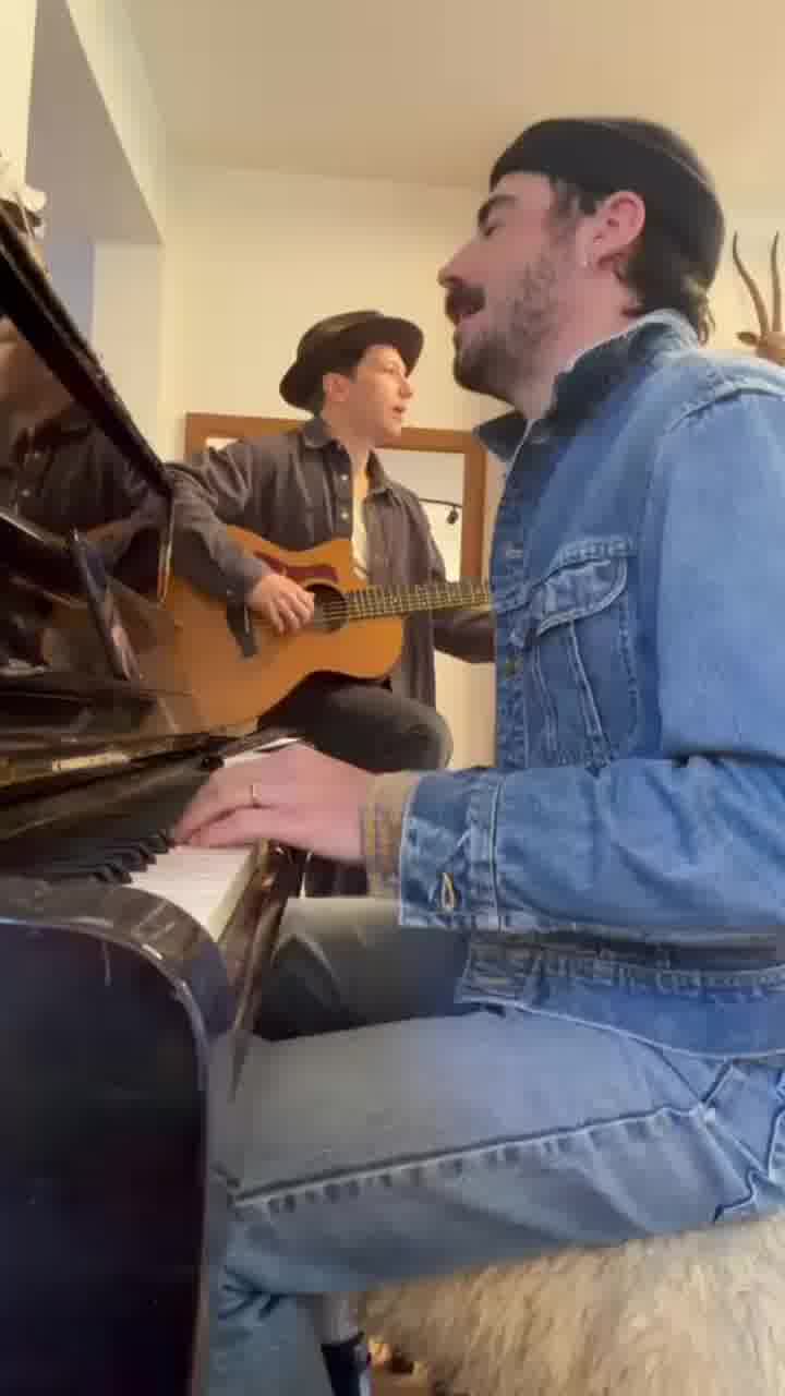 לי בירן ולורן פלד מבצעים את הטרנד שכבש את הטיקטוק