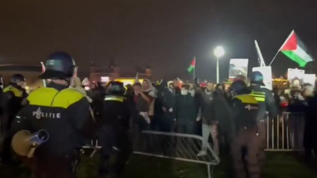 פרו-פלסטיני באמסטרדם פרצו את גדרות המשטרה בעימותים