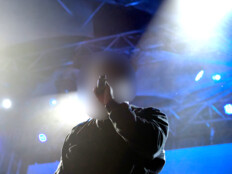 הזמר המפורסם - והחשד לעבירות מין: "לפתע הוריד מכנסיים"