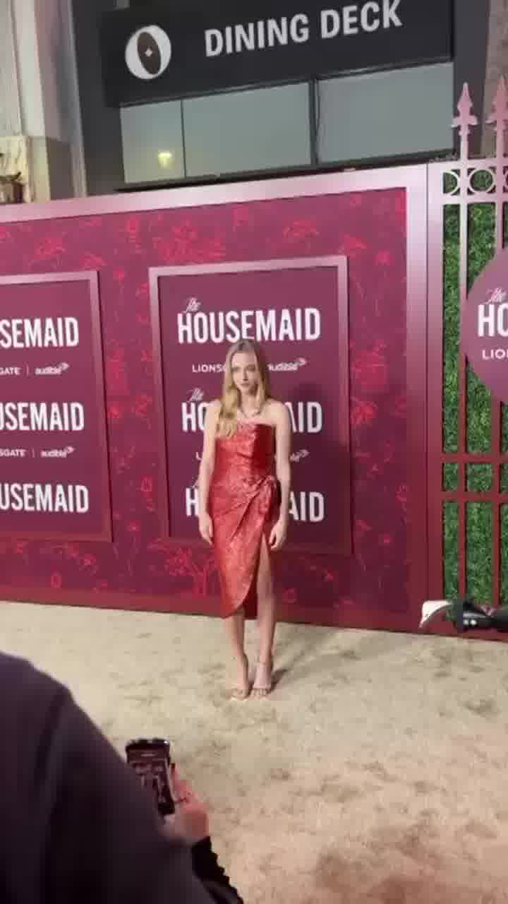 וגם אמנדה סייפריד שמככבת לצידה הגיעה, והיא בחרה באדום