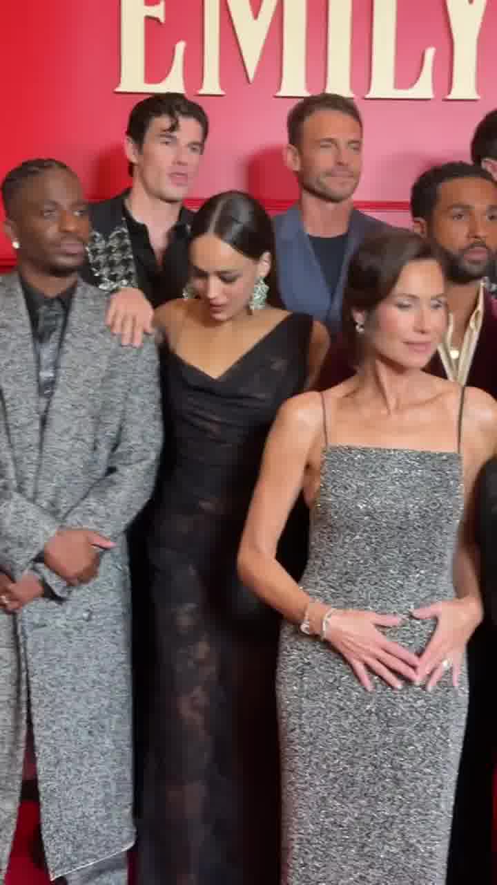 העונה החמישית של "אמילי בפריז" הושקה אמש בפריז עם נוכחות מלאה של כל הקאסט