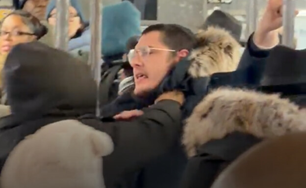 תיעוד מתקיפת החב"דניקים ברכבת התחתית תיעוד מתקיפת החב"דניקים ברכבת התחתית