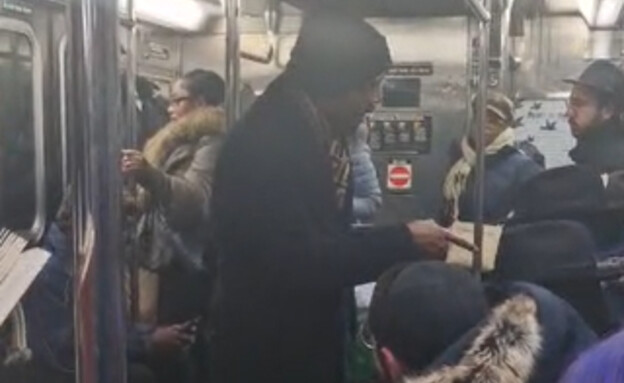 תיעוד מתקיפת החב"דניקים ברכבת התחתית תיעוד מתקיפת החב"דניקים ברכבת התחתית