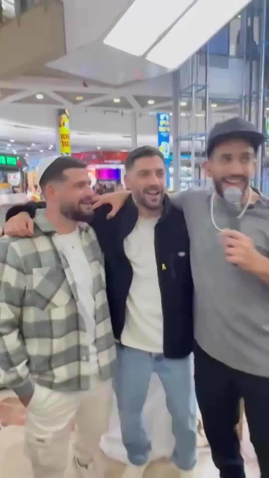 שורדי השבי גלי וזיו ברמן הדליקו את הנר השלישי בחנוכיה שבקניון עזריאלי