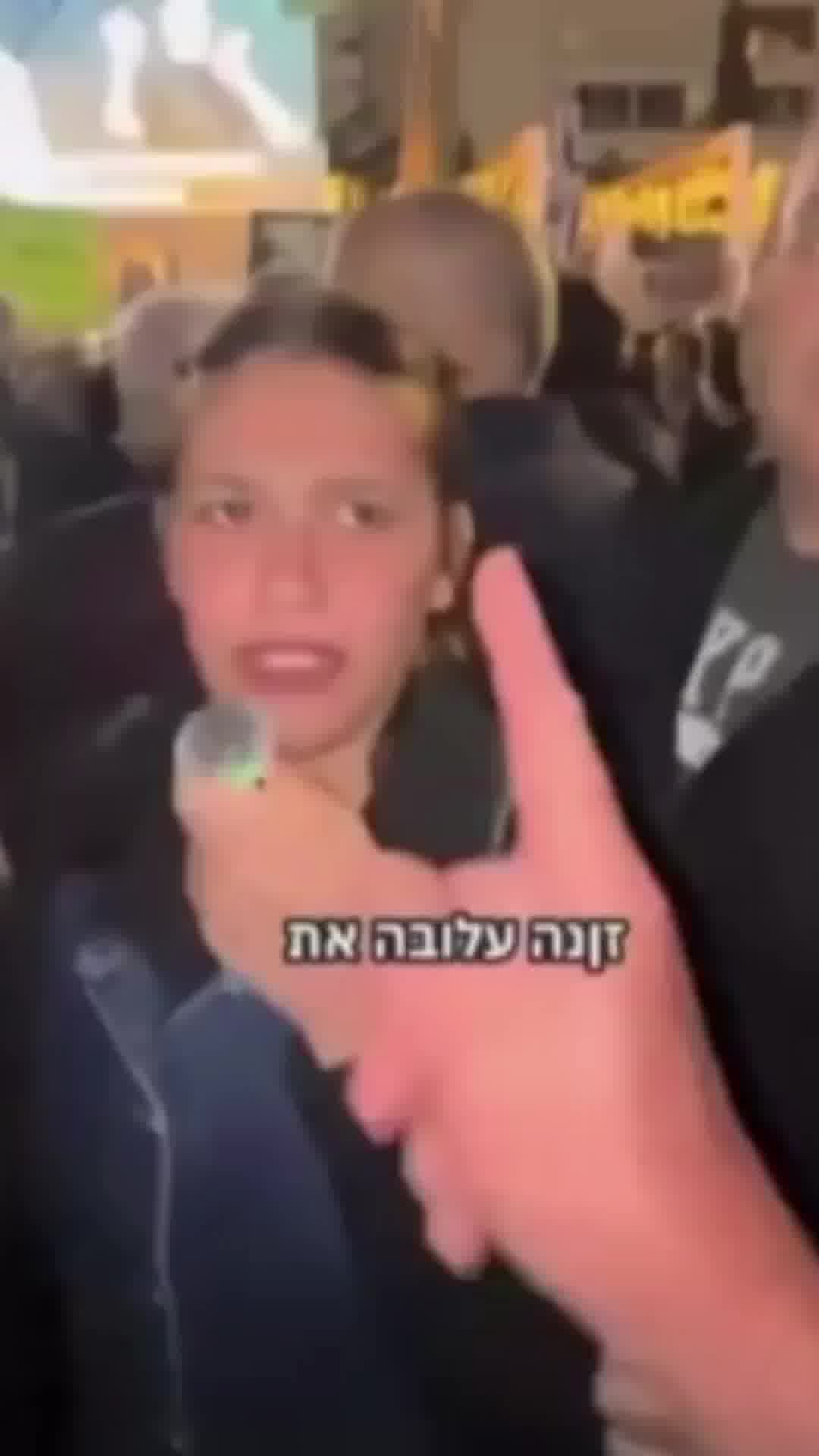 העימות בין הדר מוכתר למפגין בהפגנה בת"א: פרופסור בן 79 נעצר בחשד לתקיפה