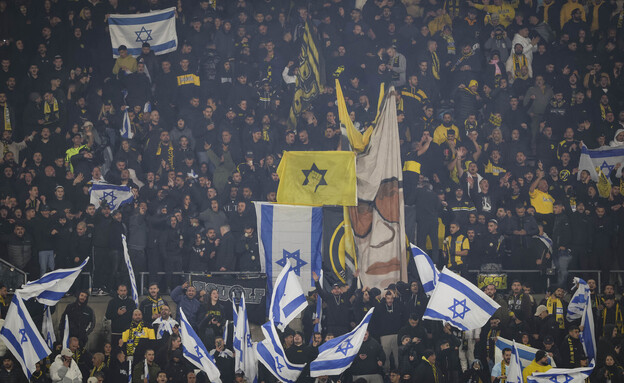 דגל של ארגון כך של מאיר כהנא ביציע של בית"ר ירושלי דגל של ארגון כך של מאיר כהנא ביציע של בית"ר ירושלי