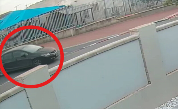 המכונית החשודה לאחר ירי הכדוריות לעבר הגן באשקלון
