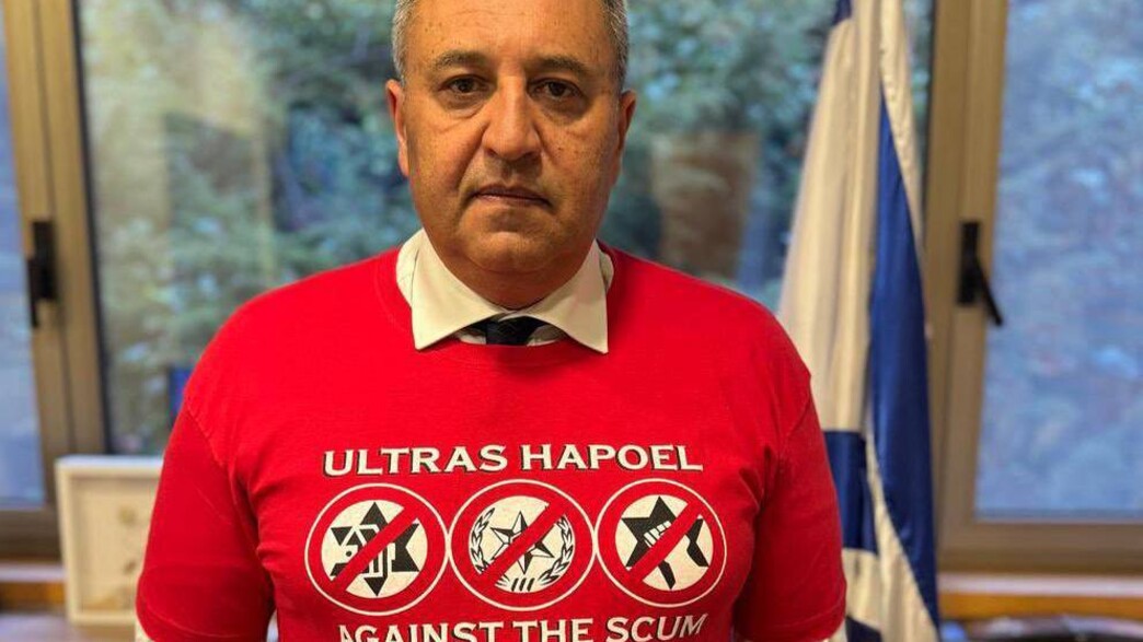 חבר הכנסת סימון דוידסון עם חולצה של הפועל תל אביב חבר הכנסת סימון דוידסון עם חולצה של הפועל תל אביב