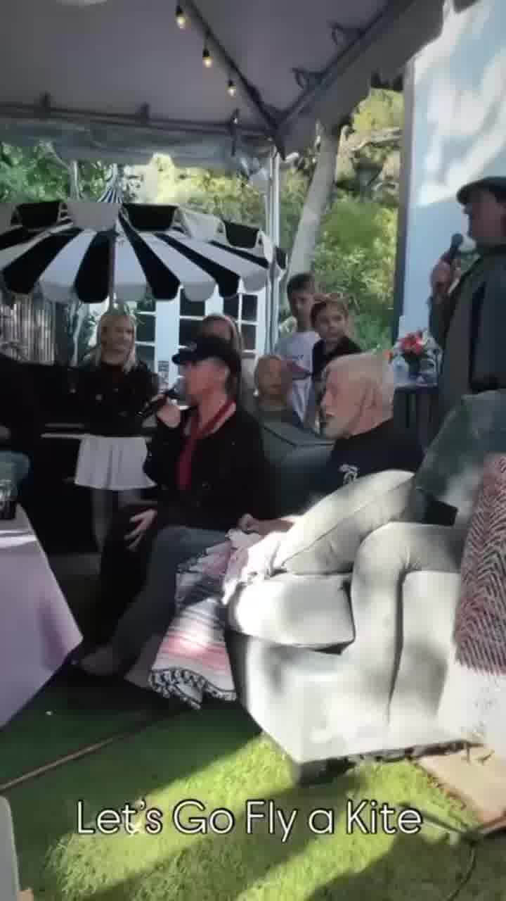 לצד בני משפחתו וחבריו, עם ביצוע ללהיט מ״מרי פופינס״: הצצה לחגיגות יום הולדתו ה-100 של האגדה ההוליווד