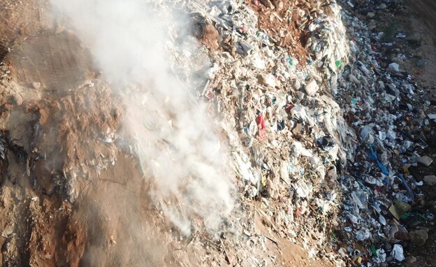 שרפת פסולת בכפר הפלסטיני נעלין, שגרמה לזיהום אוויר