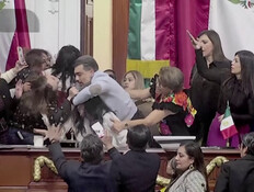 תיעוד ביזארי: קטטה אלימה בין עשרות מחוקקים ומחוקקות