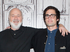 דרמה בבית המשפט: ניק ריינר כפר באשמת רצח הוריו