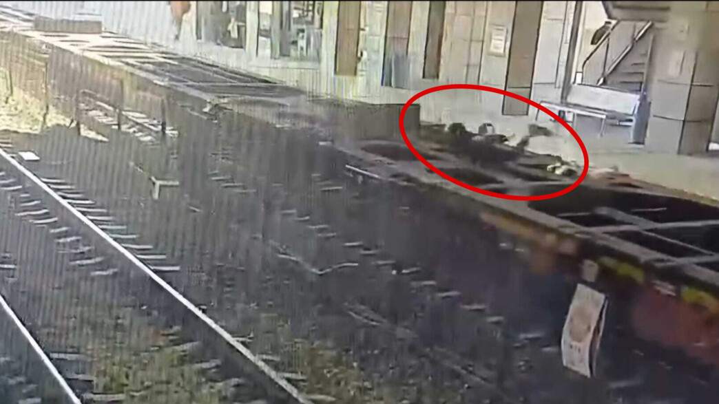 תיעוד חריג: הסתנן למסילה - ועלה על גג רכבת משא