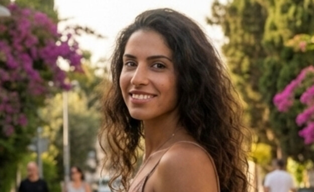 אישה עומדת ברחוב ומסתכלת למצלמה (AI: mako)