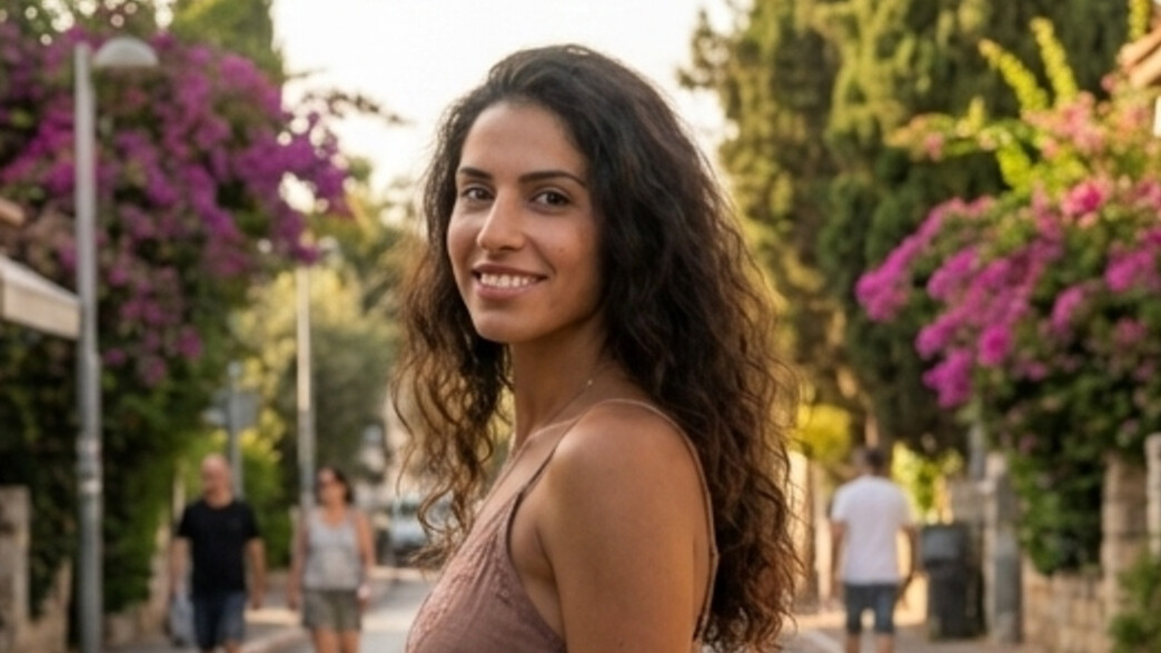 אישה עומדת ברחוב ומסתכלת למצלמה אישה עומדת ברחוב ומסתכלת למצלמה