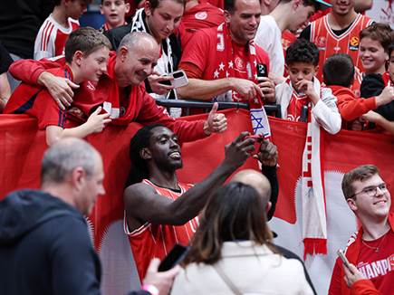 במשחק היורוליג הראשון אי פעם של האדומים בישראל (אלן שיבר)