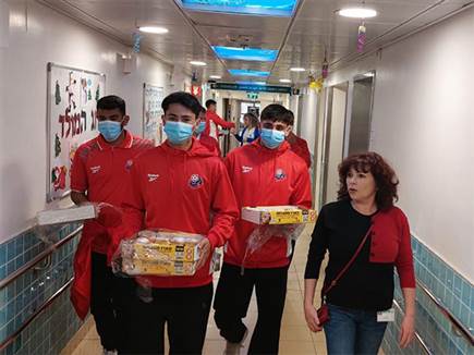 שחקני הפועל חיפה ביקרו במרכז בני ציון