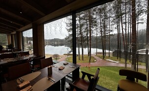 הנוף מחלון המסעדה לאגם (צילום: מירב טלמור-קשי)