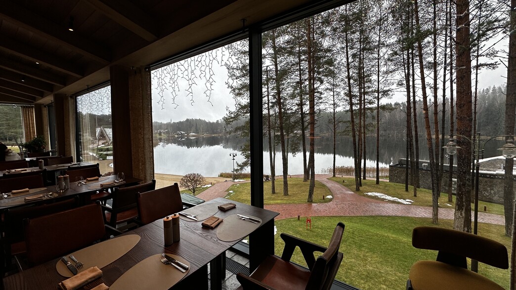 הנוף מחלון המסעדה לאגם הנוף מחלון המסעדה לאגם