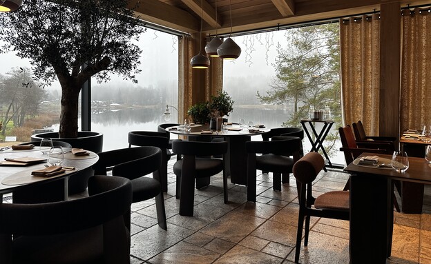 מסעדה בבוקר חלונות לאגם מסעדה בבוקר חלונות לאגם