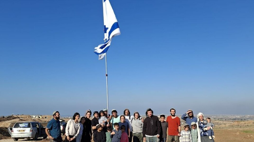 משפחות מטעם תנועת נחלה מניפות את דגל ישראל בעזה משפחות מטעם תנועת נחלה מניפות את דגל ישראל בעזה