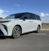 כמו לשבת בתוך ענן: נהיגה במיניוואן הגדול של מקסוס