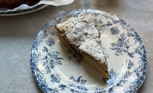 פרוסה של עוגה בחושה ריבה ופירורים. עדיקוש (צילום: עדי קלינגהופר, mako אוכל)