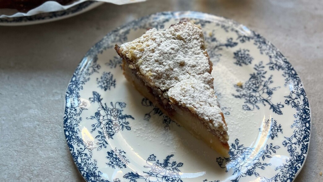 פרוסה של עוגה בחושה ריבה ופירורים. עדיקוש