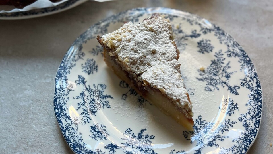 פרוסה של עוגה בחושה ריבה ופירורים. עדיקוש (צילום: עדי קלינגהופר, mako אוכל)