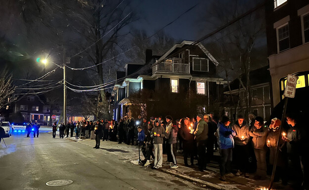 תושבים מתאספים מחוץ לביתו של נונו לוריירו לאחר הרצח תושבים מתאספים מחוץ לביתו של נונו לוריירו לאחר הרצח