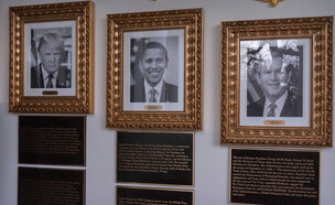 השלטים של אובמה, קלינטון וטראמפ (צילום: AP)