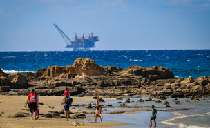 רוחצים בחוף דור מול אסדת מאגר לוויתן (צילום: נתי שוחט, פלאש 90)