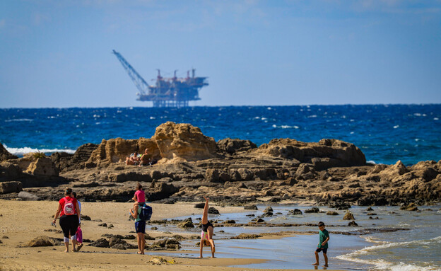 רוחצים בחוף דור מול אסדת מאגר לוויתן (צילום: נתי שוחט, פלאש 90)