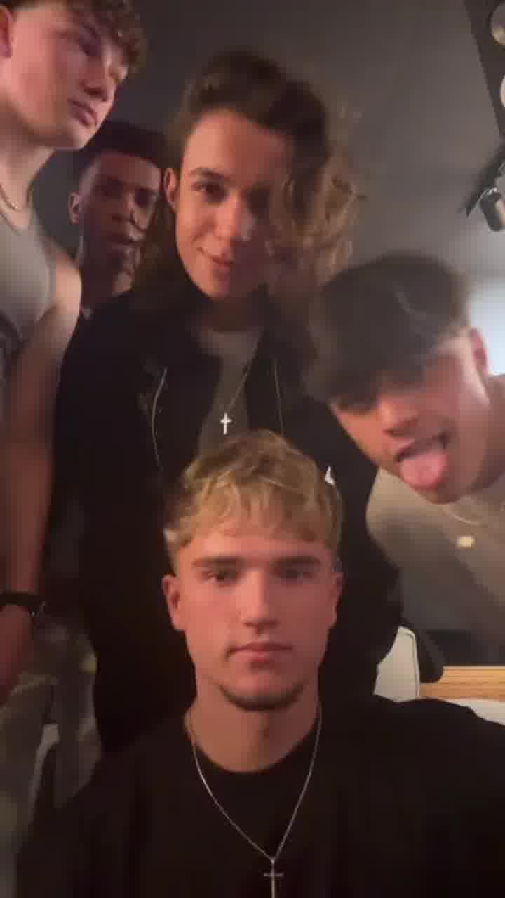 להקת הבנים החדשה שהקים סיימון קאוול ניצבת בפני תביעה: כבר קיימת להקת מטאל סקוטית עם אותו השם